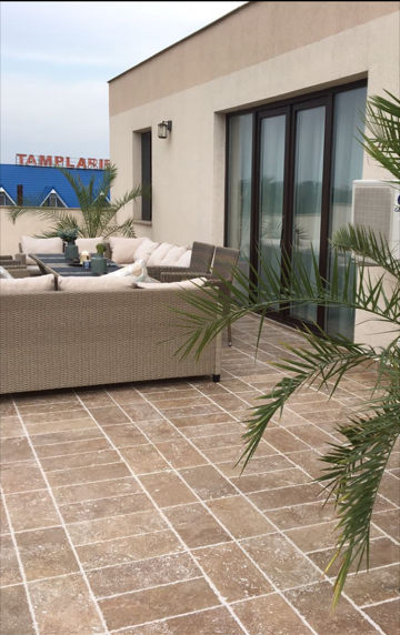 placaj travertin noce 40x20x1.2 cm cu finisaj periat și margini dăltuite montat pe terasă natural stone pardoseli piatra naturala