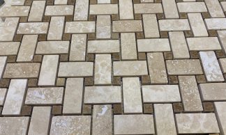Mozaic din travertin classic cu butoni Noce montat pe mesh, pentru placări decorative naturale.