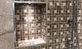 Mozaic din travertin Latte cu inserții de travertin Classic montat pe perete, ideal pentru băi sau spații moderne.