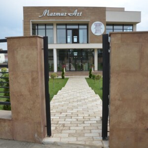 pavele travertin classic 30.5x15.2x3 cm montate în curte, cu finisaj periat și margini dăltuite