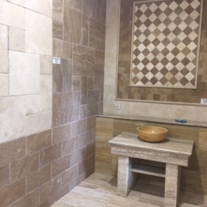 placaj travertin noce 10x10x1 cm montat pe perete în model rustic mozaic, finisaj mat